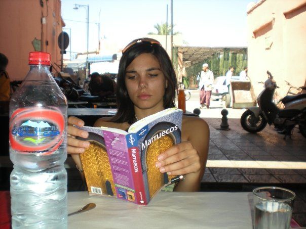 Leyendo una guía de viajes en Marruecos