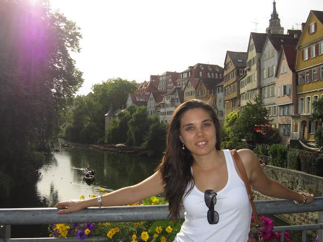 Vista del río de Tübingen sobre el puente en un día soleado de verano