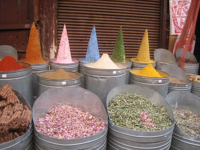 Diversas especias en el mercado del barrio judío de Marrakech