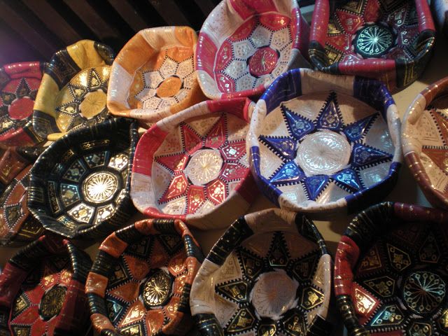 Diversos productos de cuero de una de las tiendas de Fez