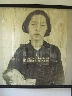 Retraro de mujer con su bebé del S-21 en Phnom Penh, Camboya