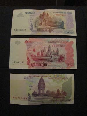 Diferentes billetes de rieles camboyanos