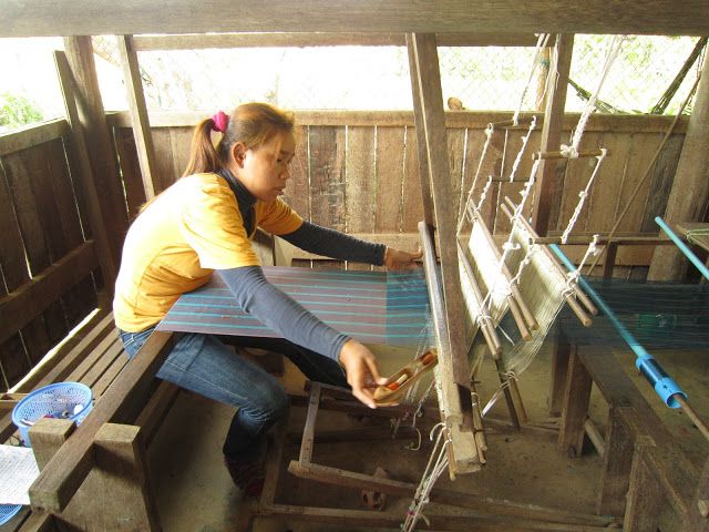 Mujer camboyana tejiendo en la fábrica de seda Santuk