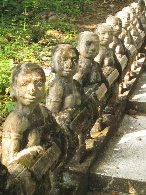 Detalle de las escaleras hacia el santuario-montaña Phnom Santuk cerca de Kompong Thom en Camboya