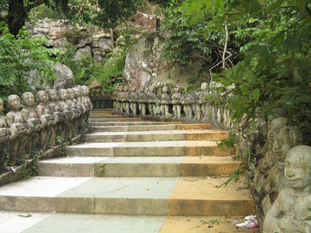 Escaleras hacia el santuario-montaña Phnom Santuk cerca de Kompong Thom en Camboya