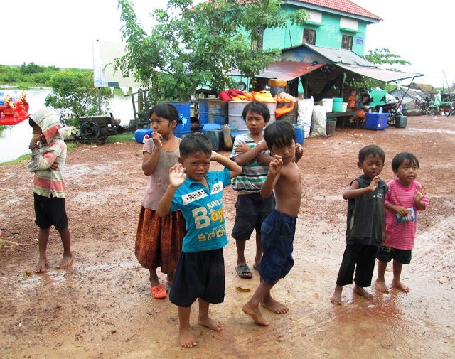 Pequeños jemeres a la llegada al barco en el lago Tonlé Sap