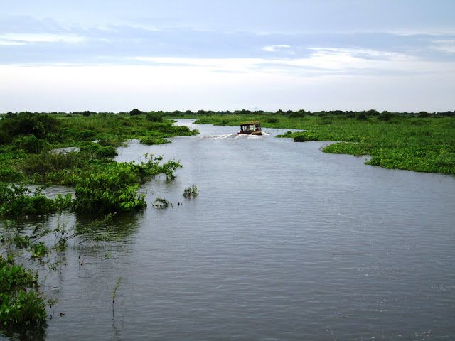 Lago Tonlé Sap con barco