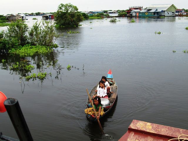 Pequeñas camboyanas acercándose al barco