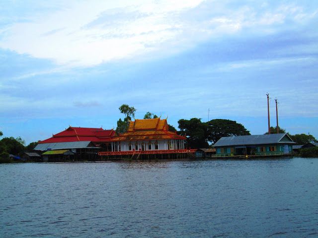 Pagoda de un pueblo flotante en Camboya