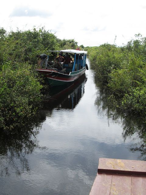 Malabarismos con los barcos en el lago Tonlé Sap en Camboya