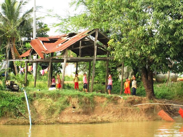 Niños en la vera del río a la llegada a Battambang