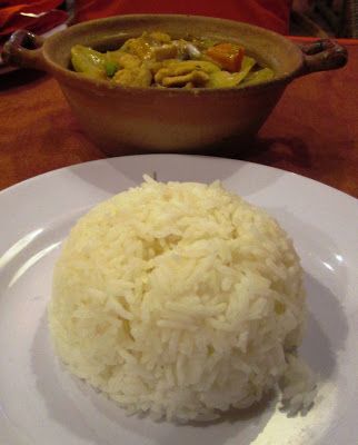 Arroz frito con pollo al curry khemer y leche de coco