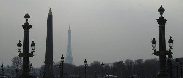 Plaza de la Concordia con la torre Eiffel de fondo