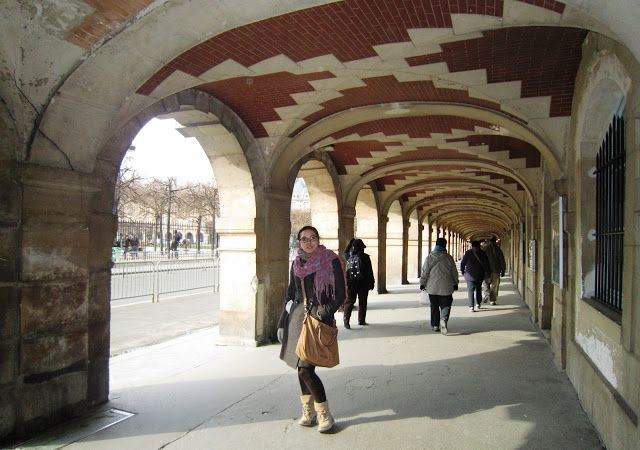 Soportales de la Place des Vosges en París