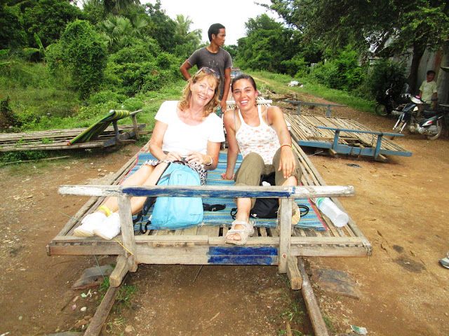 Margaret y yo en el tren de bambú en Battambang, Camboya