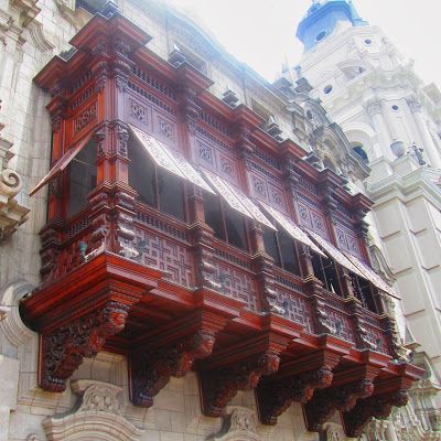 Balconada del palacio arzobispal en Lima