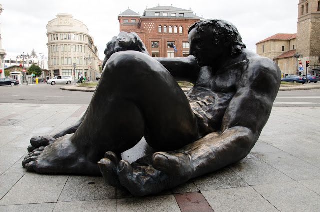 Estatua en la plaza de Santo Domingo en León