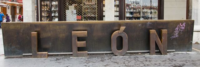 Cartel de León en la plaza de la catedral