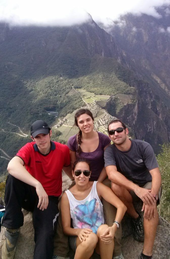 Los cuatro magníficos en la cima con vistas al Machu Picchu