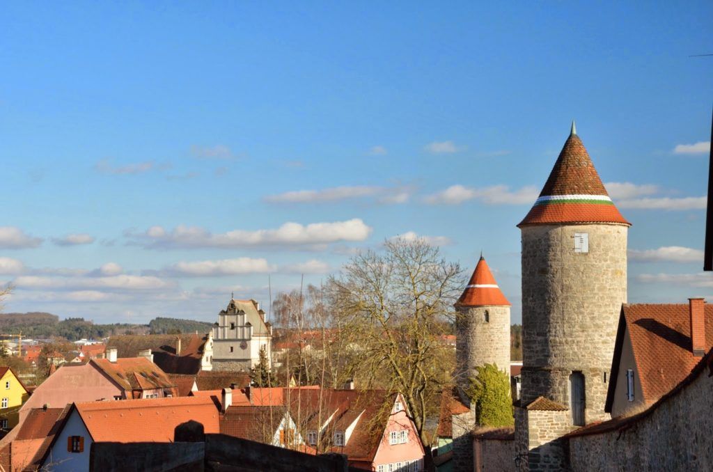 Murallas con sus torres de vigilancia de Dinkelsbühl