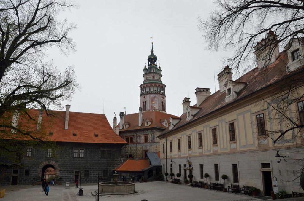 Dentro del primer patio del castillo de Cesky Krumlov