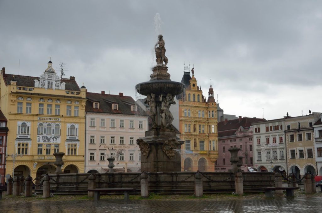 Fuente de Sansón en la plaza principal de Ceske Budějovice