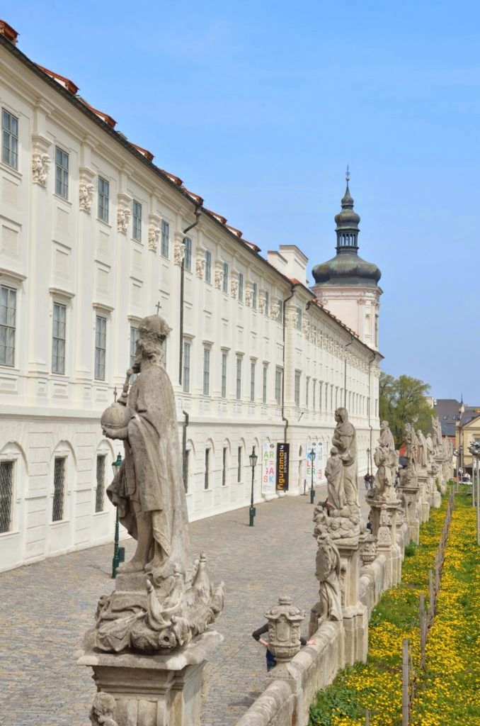 Colegio de los jesuitas con el paseo y sus estatuas en Kutna Hora