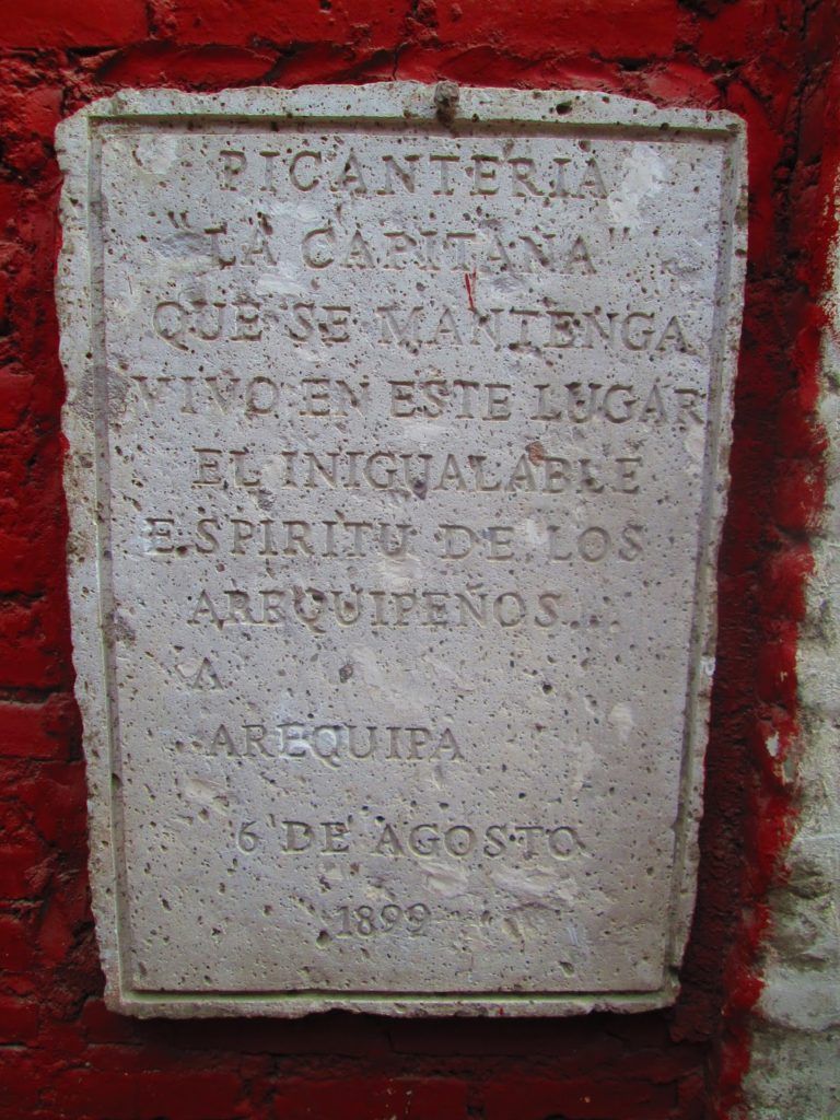 Inscripción en la entrada de la picantería La Capitana de Arequipa
