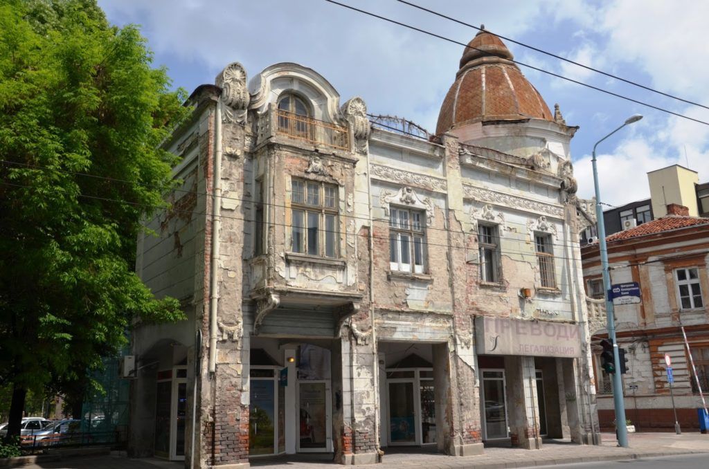 Uno de los edificios que vio tiempos mejores en Plovdiv