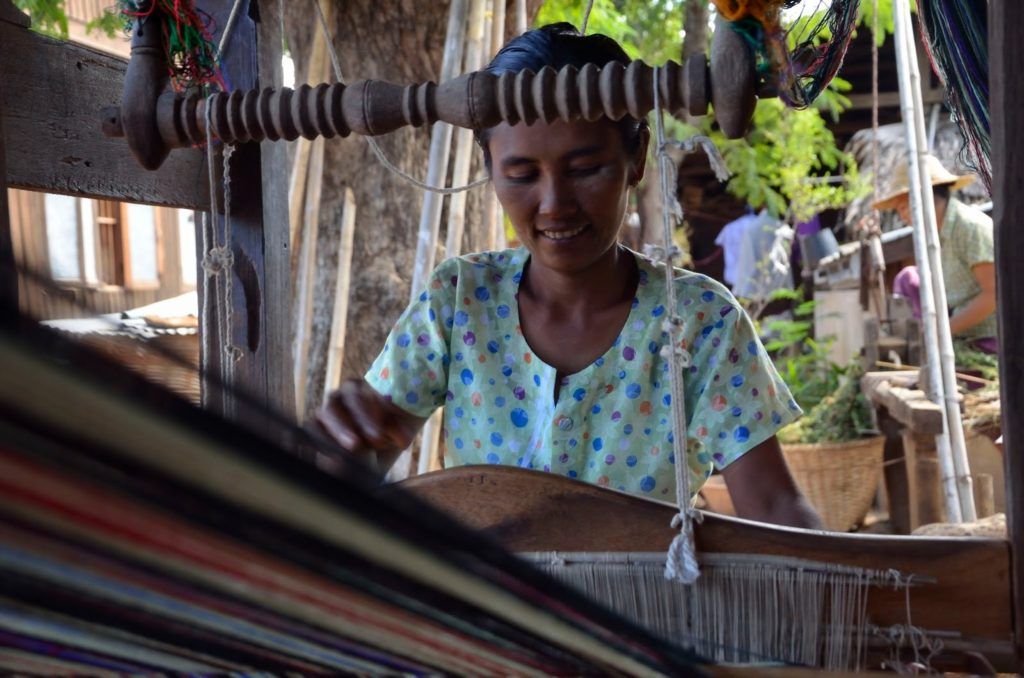Mujer tejiendo en los alrededores de Bagán, Myanmar