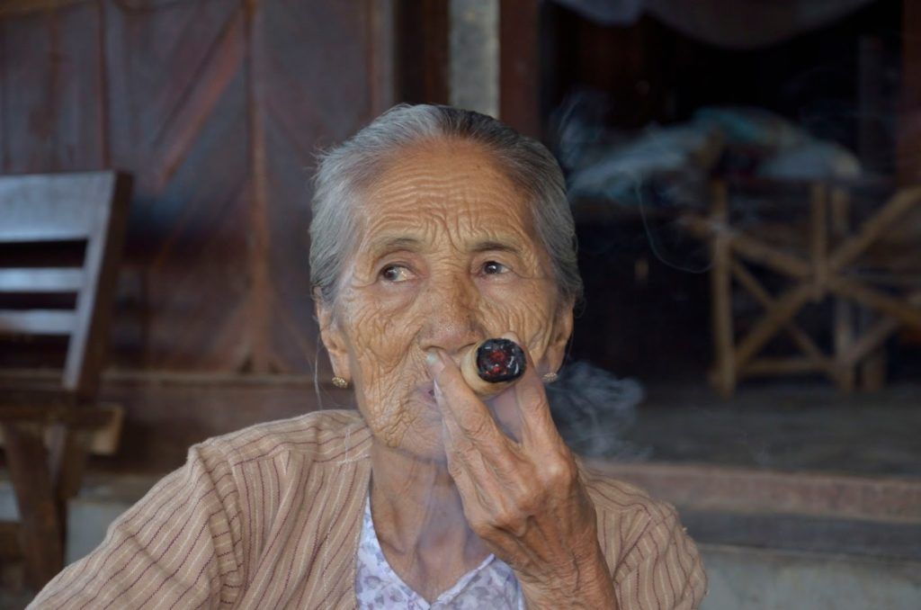 Anciana birmana fumando un puro