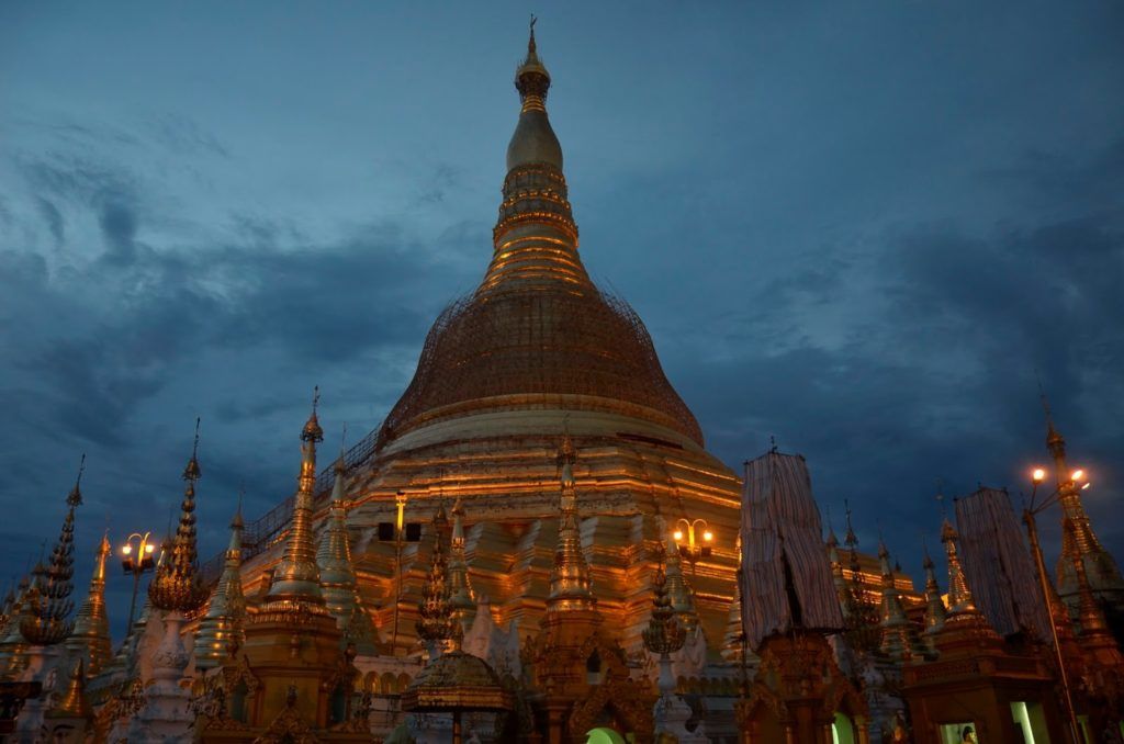 Shwedagon Paya al ocaso