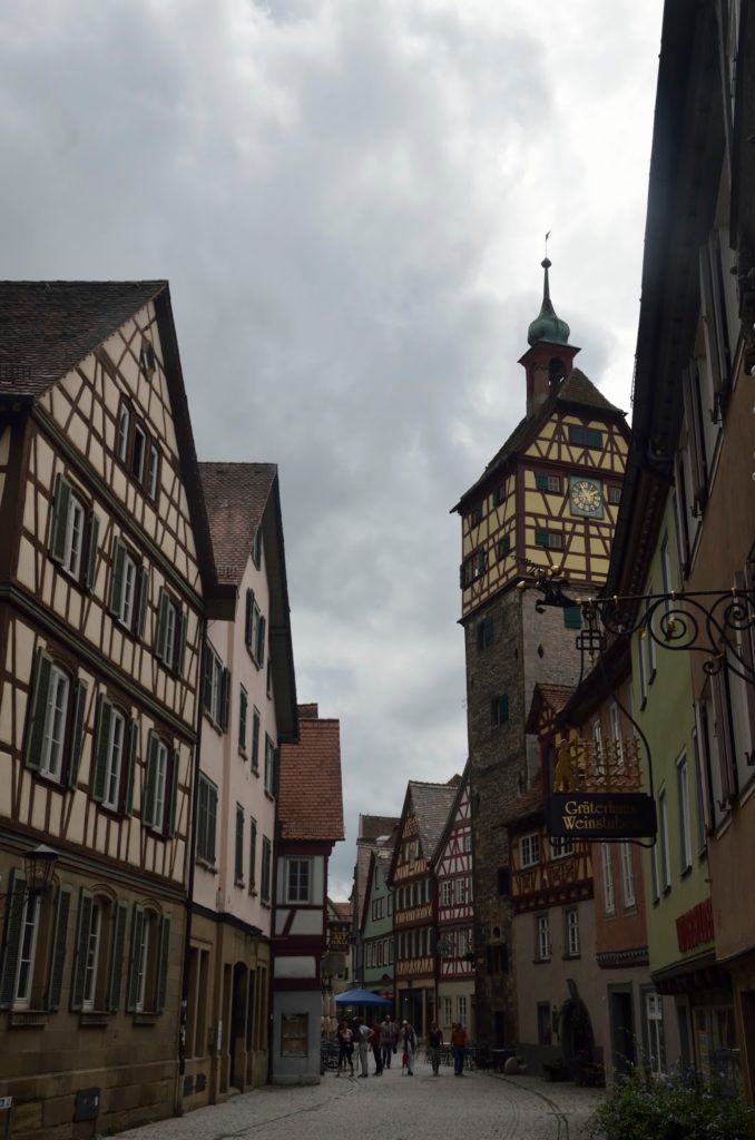 Calle de Schwäbisch Hall con casas de entramado de madera y torre de entrada al pueblo