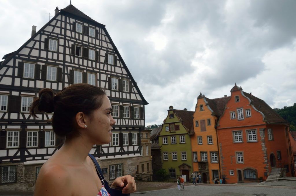 Plaza de Schwäbisch Hall con una casa de entramado de madera y otras tres muy coloridas