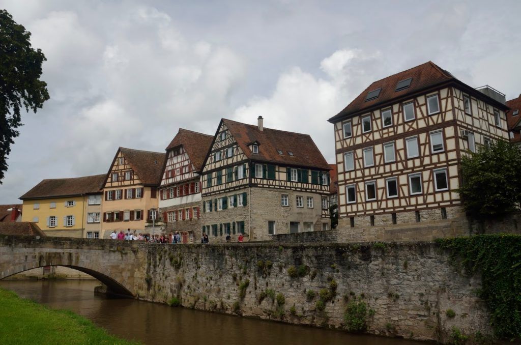 Casas de entramado de madrea a la orilla del río en Schwäbisch Hall