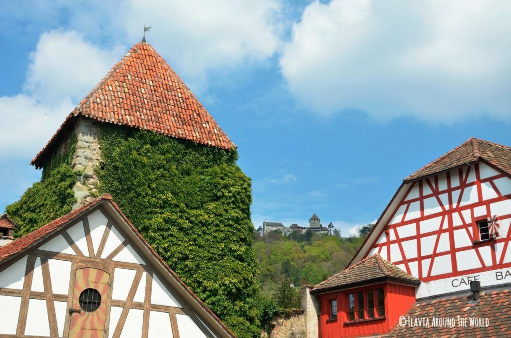 Vistas del castillo de Hohenklingen desde la orilla del río en Suiza