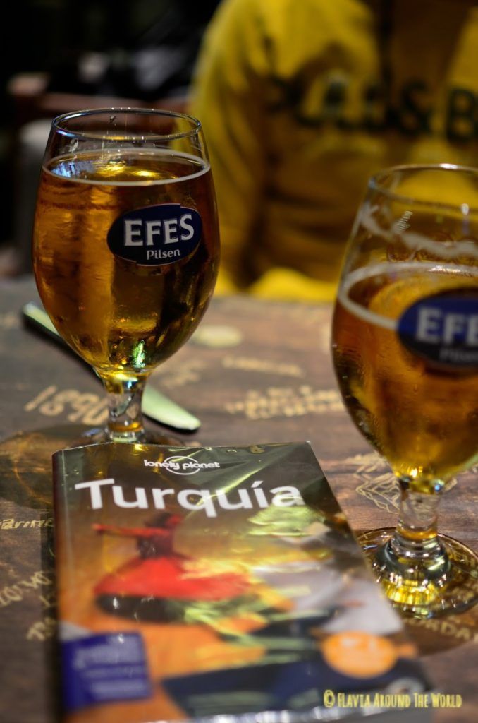 Cerveza Efes y guía Lonely Planet de Turquía