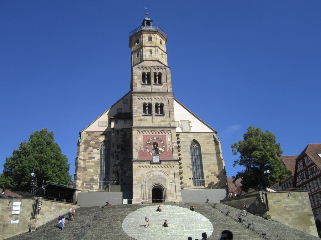 Iglesia de Saint Michael en Schwäbisch Hall con una compañía de teatro preparando el escenario para una obra