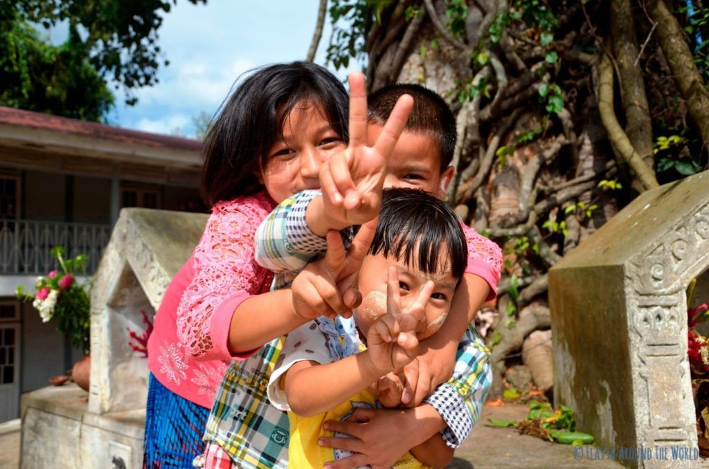 Niños birmanos felices