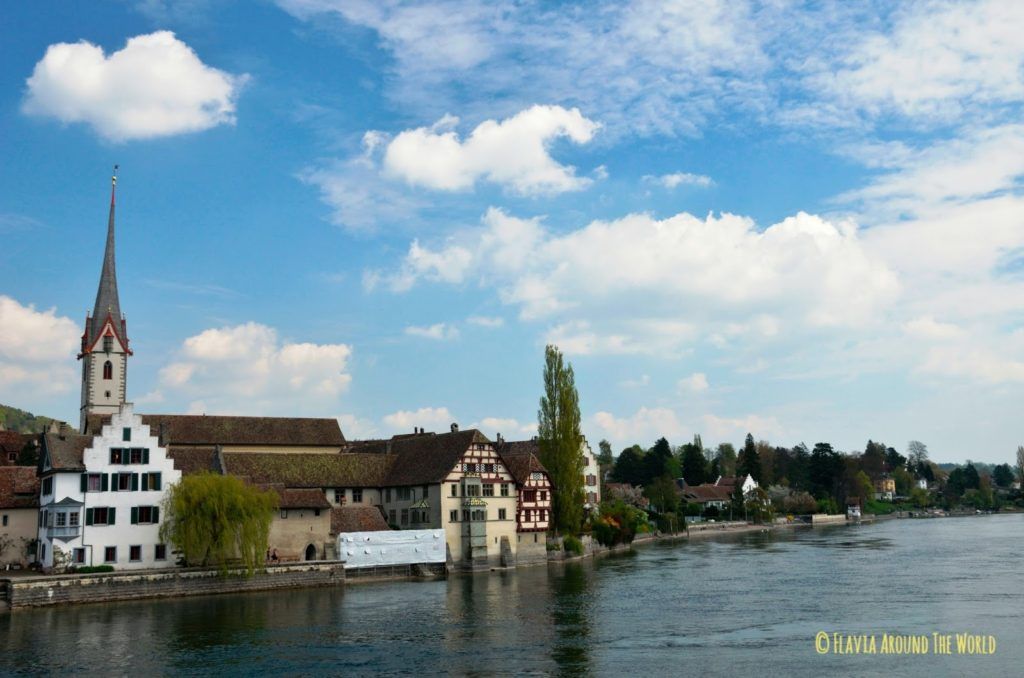 Vistas desde el puente del río Rin de Stein am Rhein en Suiza