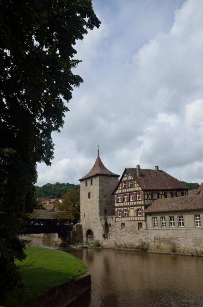 Río y una puesta de entrada a la antigua ciudad de Schwäbisch Hall