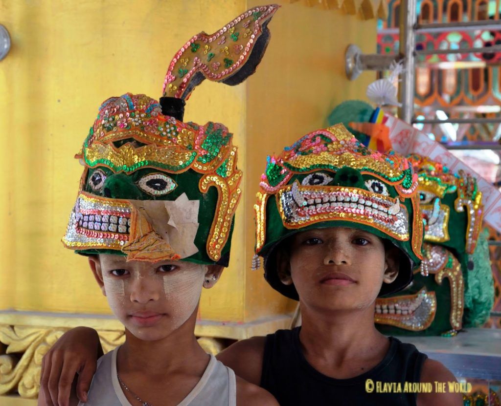 Niños con atuendo festivo en la montaña de Mandalay