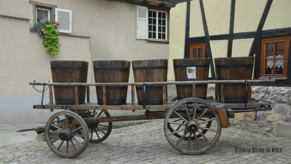Carro de madera con recipientes para las vendimias en Eguisheim
