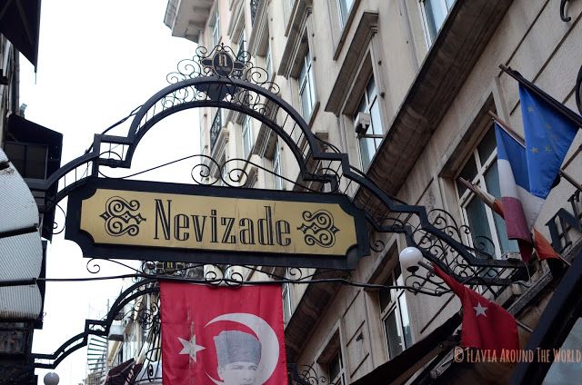 Entrada a la calle Nevizade, Estambul