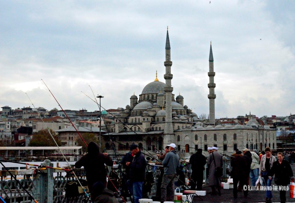 Pescadores en el Puente Galata de Estambul