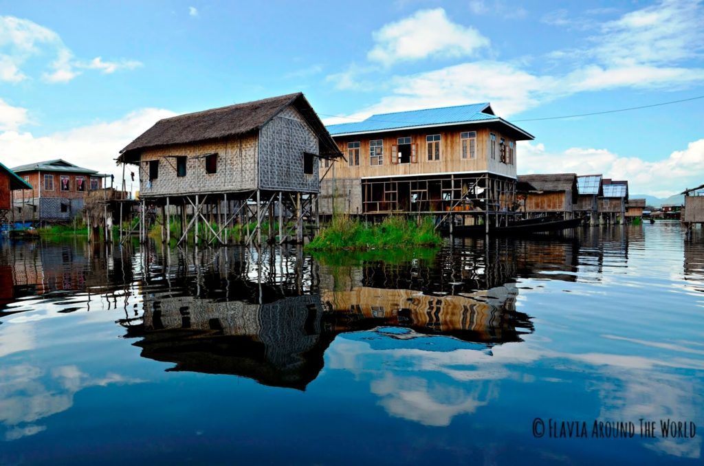 Casas flotantes con reflejos en el lago Inle