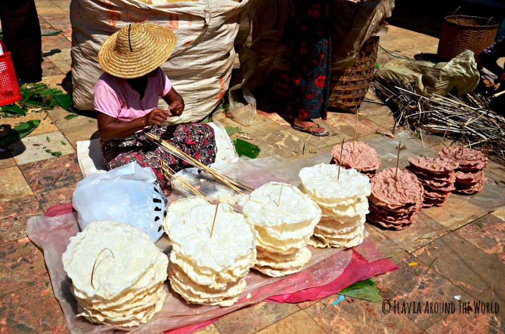 Mujer vendiendo en un mercado en el lago Inle