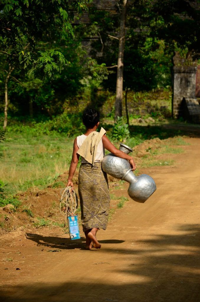 Mujer yendo a por agua en Mrauk U