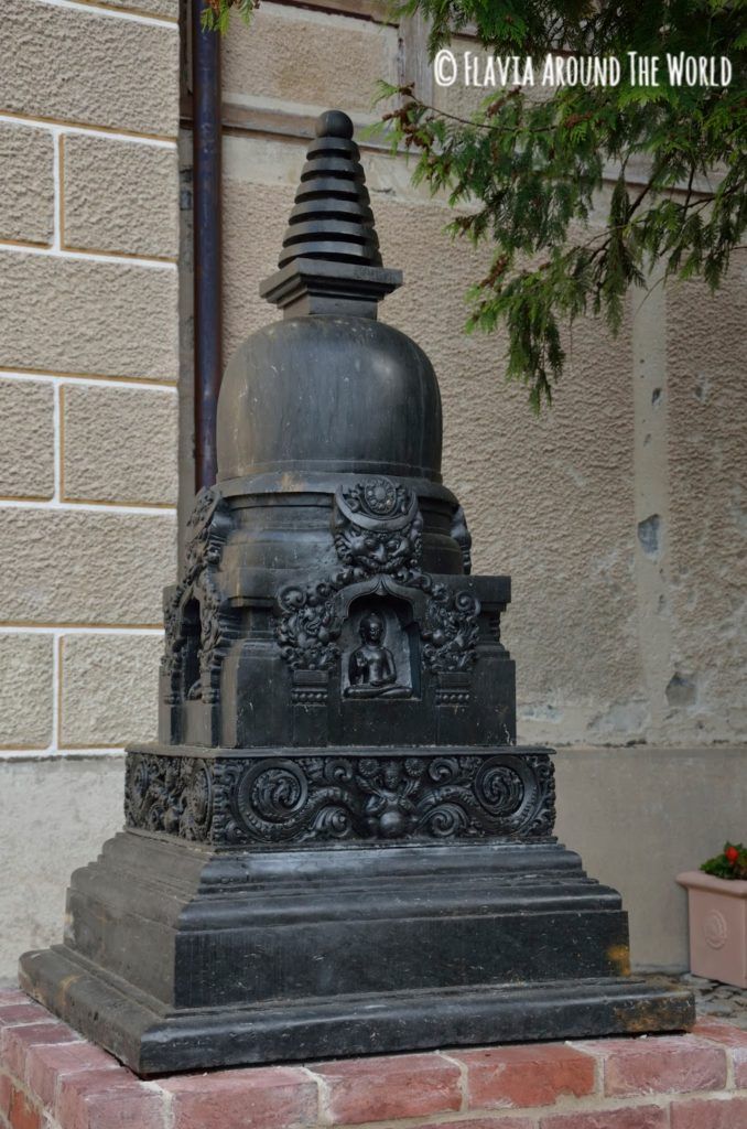 Escultura budista a la entrada del museo del Tibet de Gruyeres