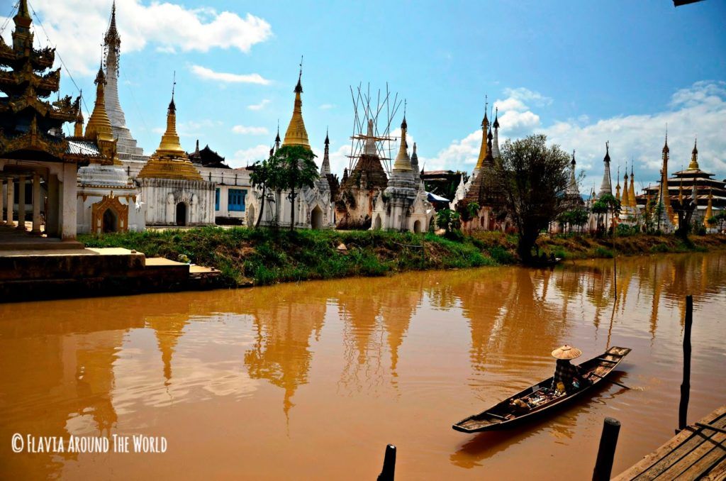 Vista de la pagoda Phaung Daw Oo en el lago Inle